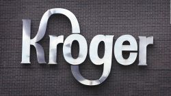 CNNE 663229 - kroger- ganancias caen 62%