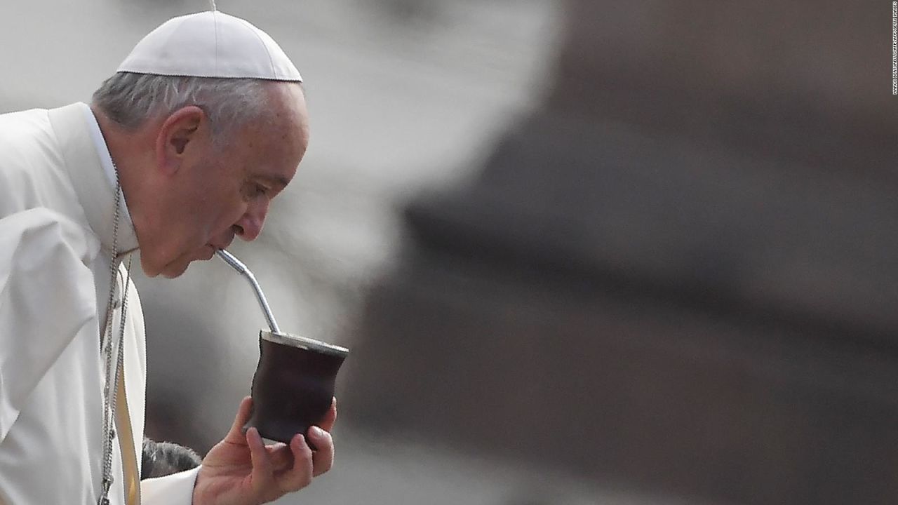 CNNE 663275 - el papa francisco se detiene para tomar un mate