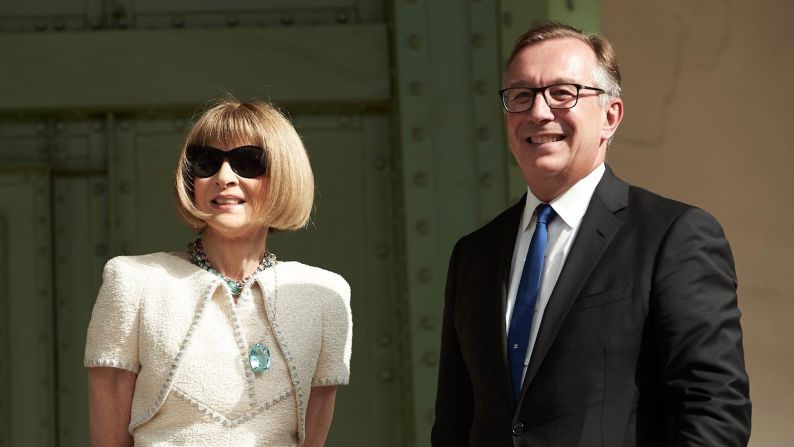 Anna Wintour, la editora en jefe de la revista Vogue Estados Unidos, y Bruno Pavlovsky, presidente de la marca Chanel, posaron para los medios a la entrada del Gran Palais de París.