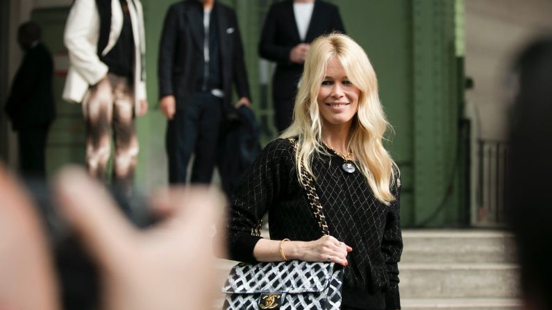 La modelo alemana Claudia Schiffer de 48 años y quien recientemente fue catalogada por la revista Forbes como una de las modelos más cotizadas, con una fortuna de 100 millones de dólares, fue imagen en varias ocasiones de Karl Lagerfeld.