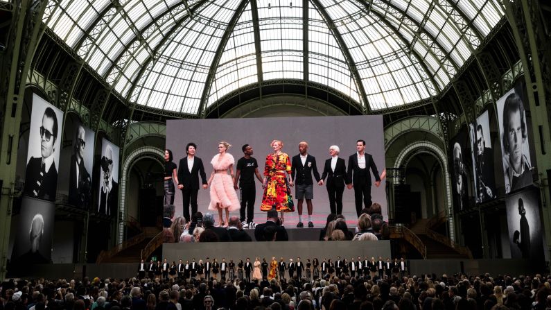 Las actrices Tilda Swinton, Cara Delevigne y Helen Mirren, entre otras, también acudieron al homenaje con piezas emblemáticas de Karl Lagerfeld.