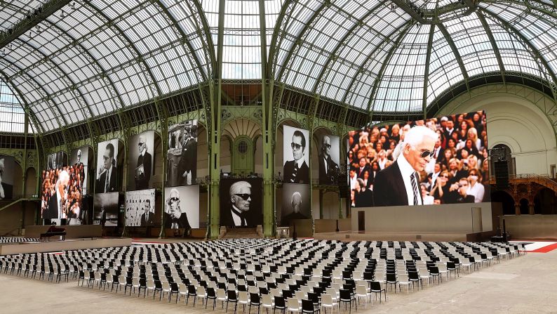 El lugar para el homenaje fue el Gran Palais de París, uno de los lugares favoritos de Lagerfeld y la Maison Chanel.