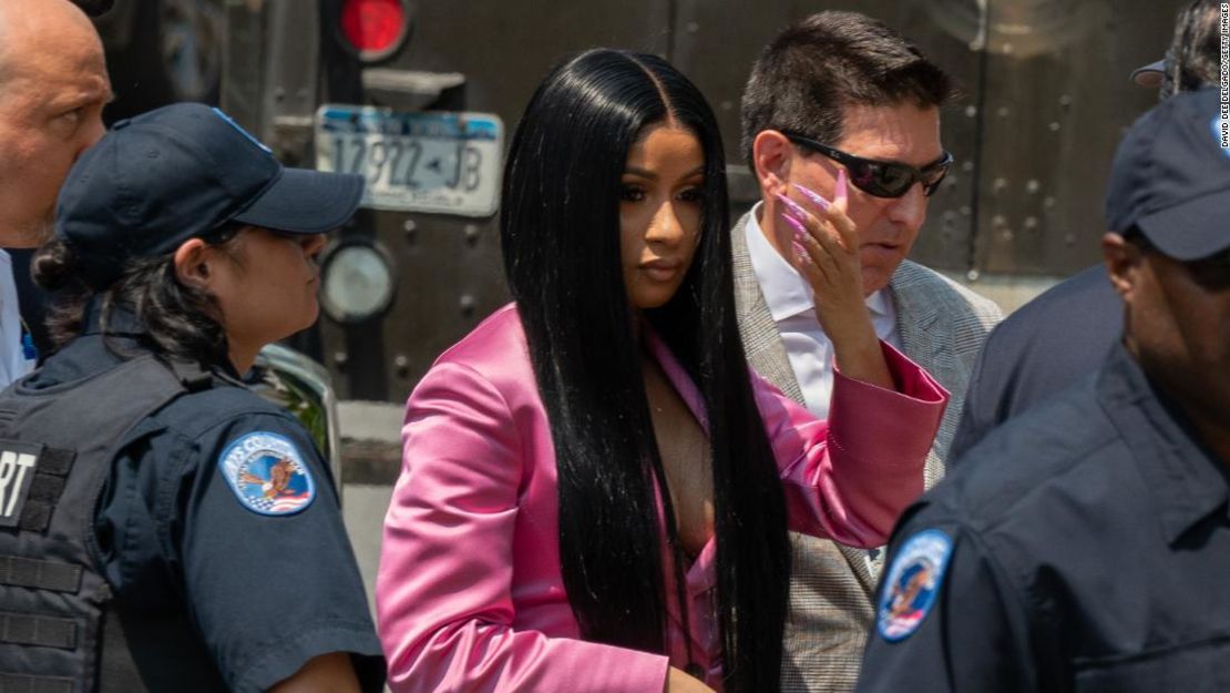 Cardi B llega a la corte el primer día de su juicio sobre un delito menor de asalto en la Corte Criminal de Queens el 31 de mayo de 2019 en Nueva York.