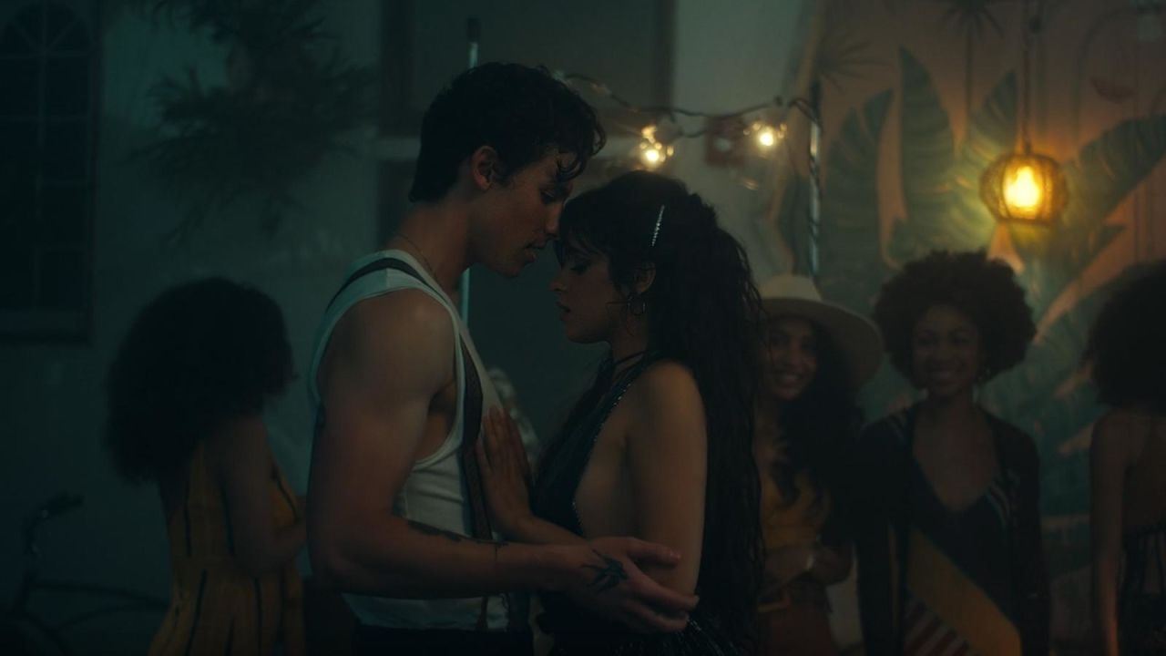 CNNE 663729 - camila cabello y shawn mendes cantan juntos "senorita"