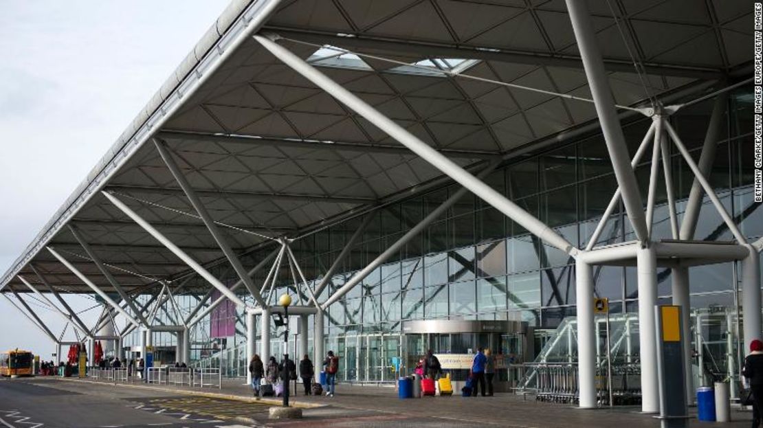 Una mujer de 25 años fue arrestada por la policía de Essex después de que el avión regresó a Stansted.