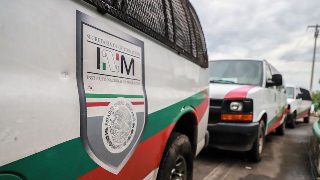 Vehículos del Instituto Nacional de Migración de México en Tapachula, Chiapas. QUETZALLI BLANCO/AFP/Getty Images)