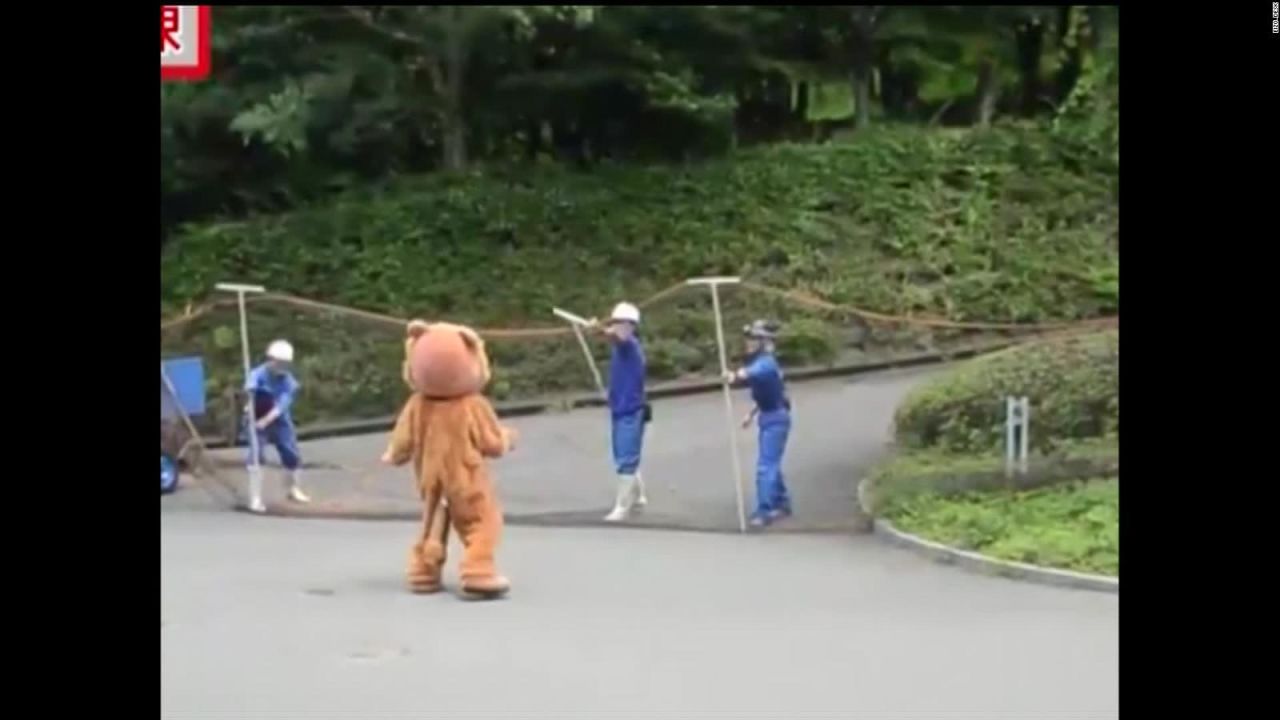 CNNE 664221 - japon- simulacro de ataque felino en el zoo