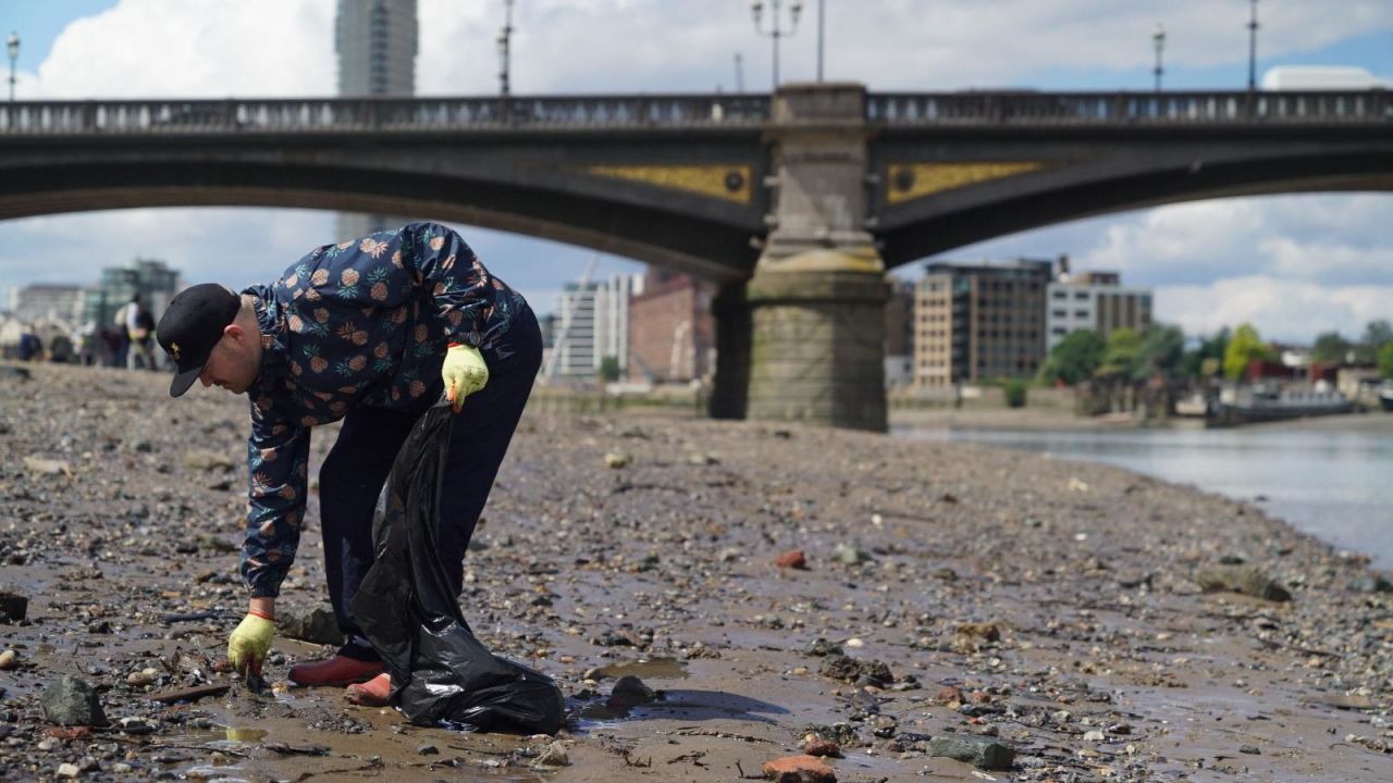 CNNE 664317 - contaminacion en londres- el rio de plastico que fluye hacia el mar