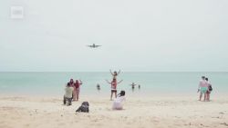 CNNE 664432 - la polemica e inusual playa que convoca turistas para ver aterrizajes de aviones