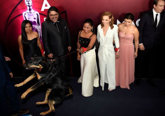 La actriz mexicana Yalitza Aparicio y otros actores del elenco de "Roma", de Alfonso Cuarón, participaron en la protesta llevando un pañuelo rojo en la mano con la leyenda #YaEsHora.