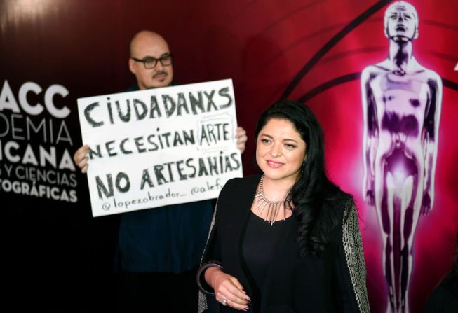 También hubo protestas a favor de la inversión en la cultura, ante la secretaria de Cultura de México, Alejandra Frausto.