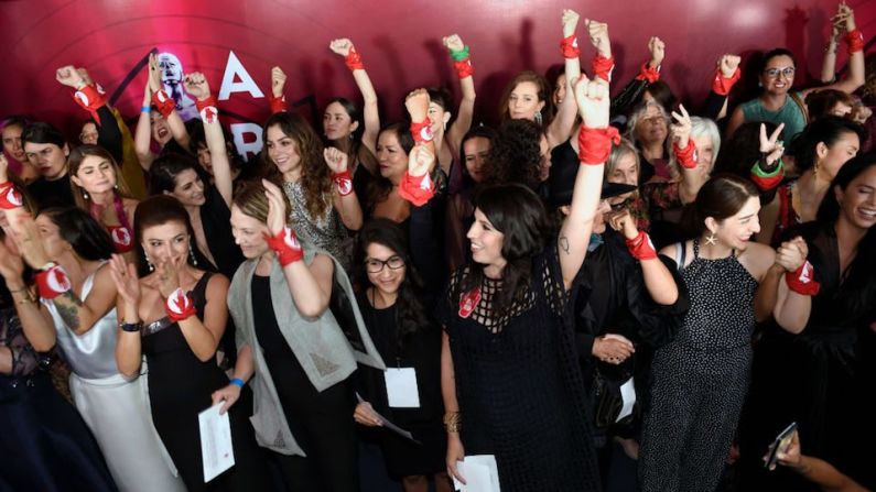 Mujeres de la industria cinematográfica en México se manifestaron este lunes en la 61 entrega de los Premios Ariel contra la violencia de género y por la paridad laboral.