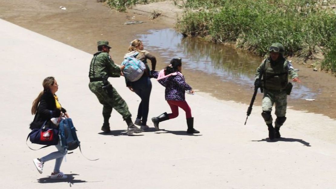 Elementos de la Guardia Nacional de México impiden que migrantes centroamericanos crucen la frontera con Estados Unidos.