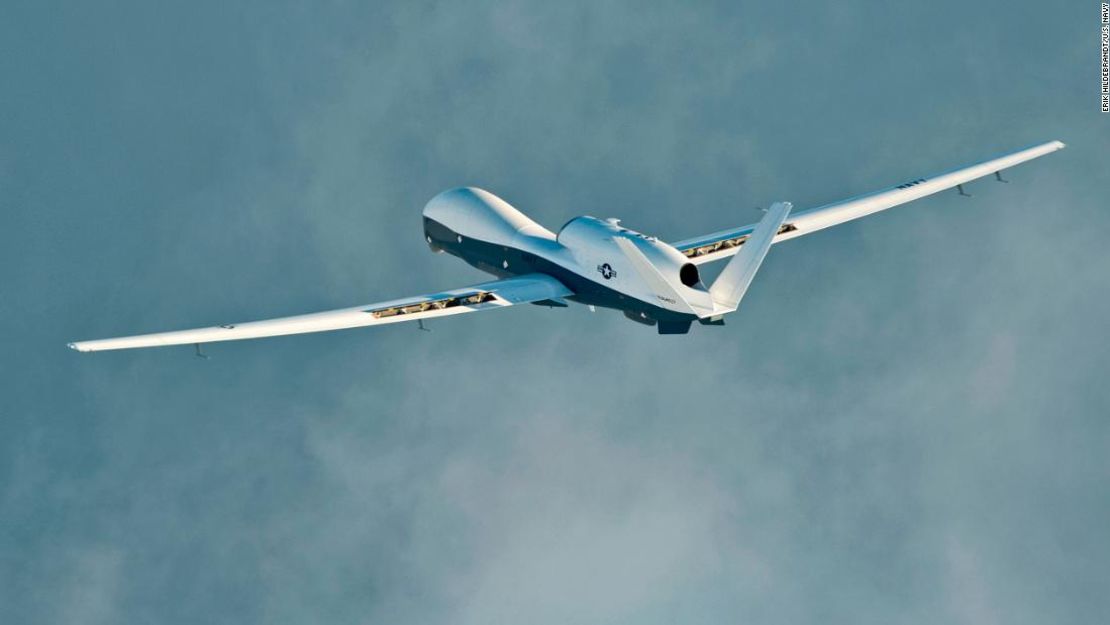 El sistema de aviones no tripulados MQ-4C Triton completa su vuelo inaugural de ferry a través de la estación aérea naval Patuxent River, Maryland.