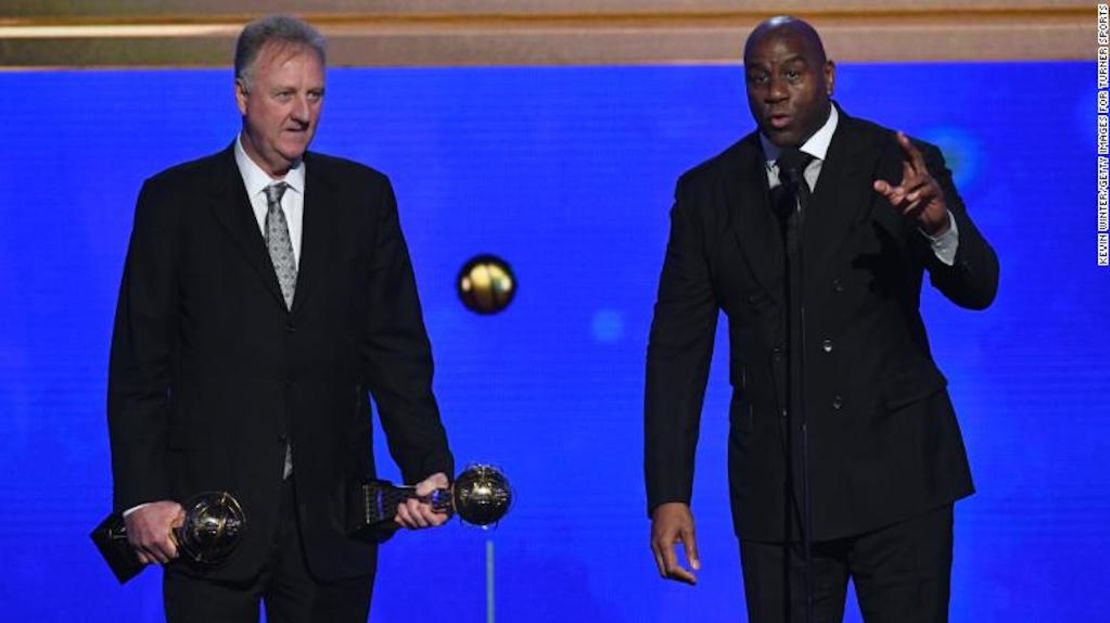 Larry Bird y Magic Johnson aceptan el premio Lifetime Achievement durante la noche de los premios de la NBA.