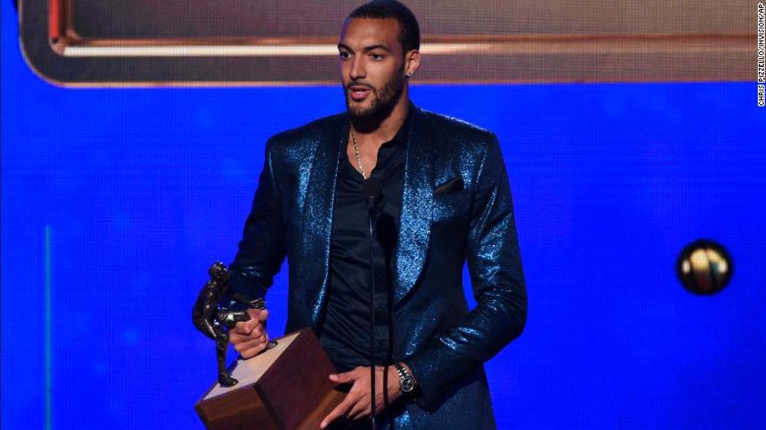 Rudy Gobert, de los Utah Jazz, acepta el premio como mejor defensa de la NBA.