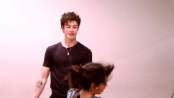 CNNE 664835 - shawn mendes deja caer a camila cabello bailando