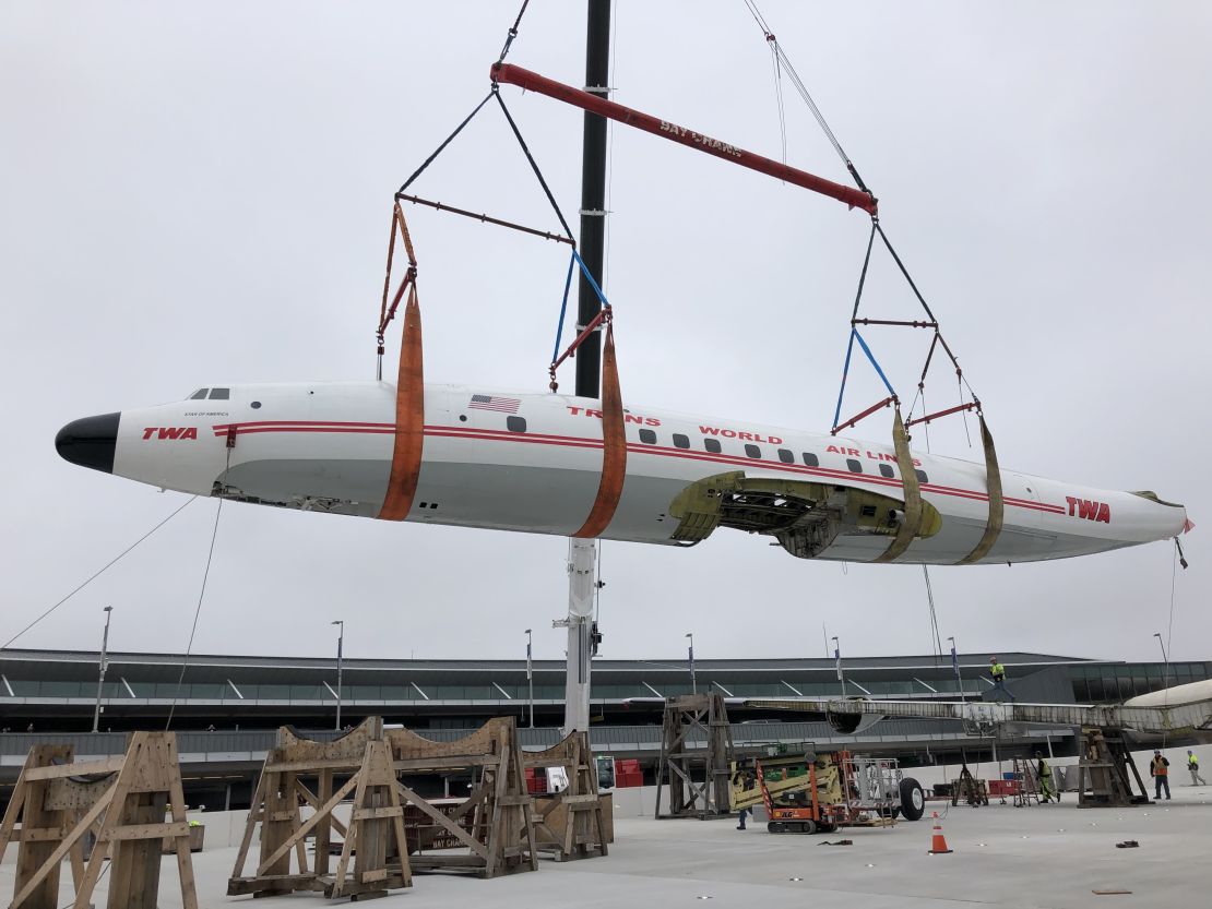 Tomarse una cerveza o una gaseosa en el bar Connie, localizado en el fuselaje de un avión modelo Lockheed de finales de los 50, puede ser la mejor experiencia de este hotel.