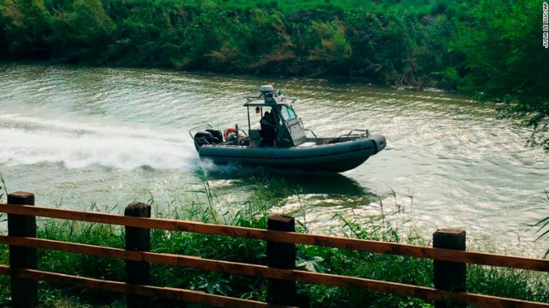 Una lancha de la Patrulla Fronteriza navega sobre el río Bravo, cerca del sitio en el que fueron hallados los cuerpos.