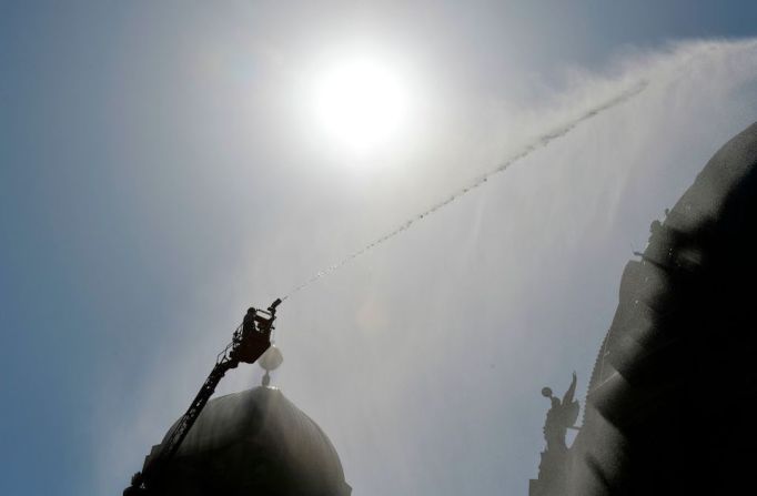 Bomberos lanzan agua a la cúpula de la catedral de Berlín durante un simulacro de incendio por el calor.