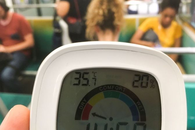 Un termómetro registra una temperatura de 35,7 grados Celsius a bordo del metro de París.