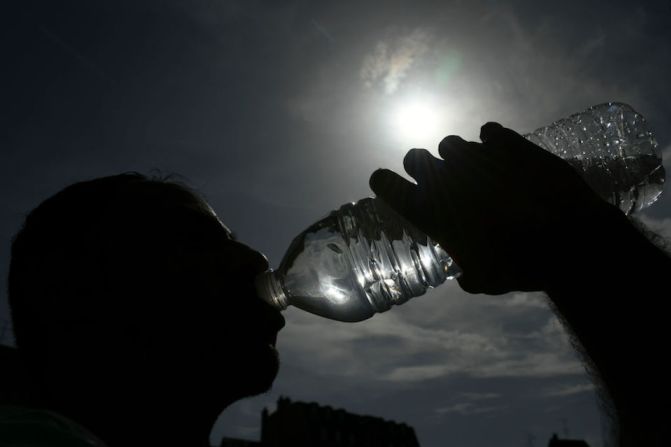 Una persona bebe agua de una botella en Mulhouse, este de Francia.