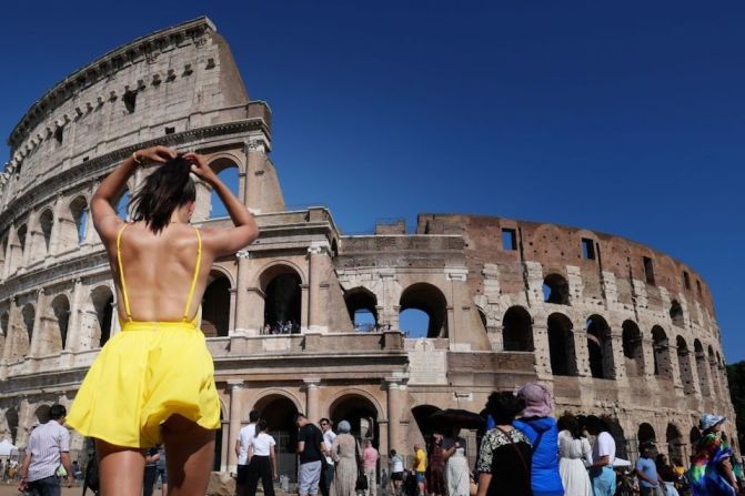 Turistas soportan el sol frente al Coliseo en Roma.