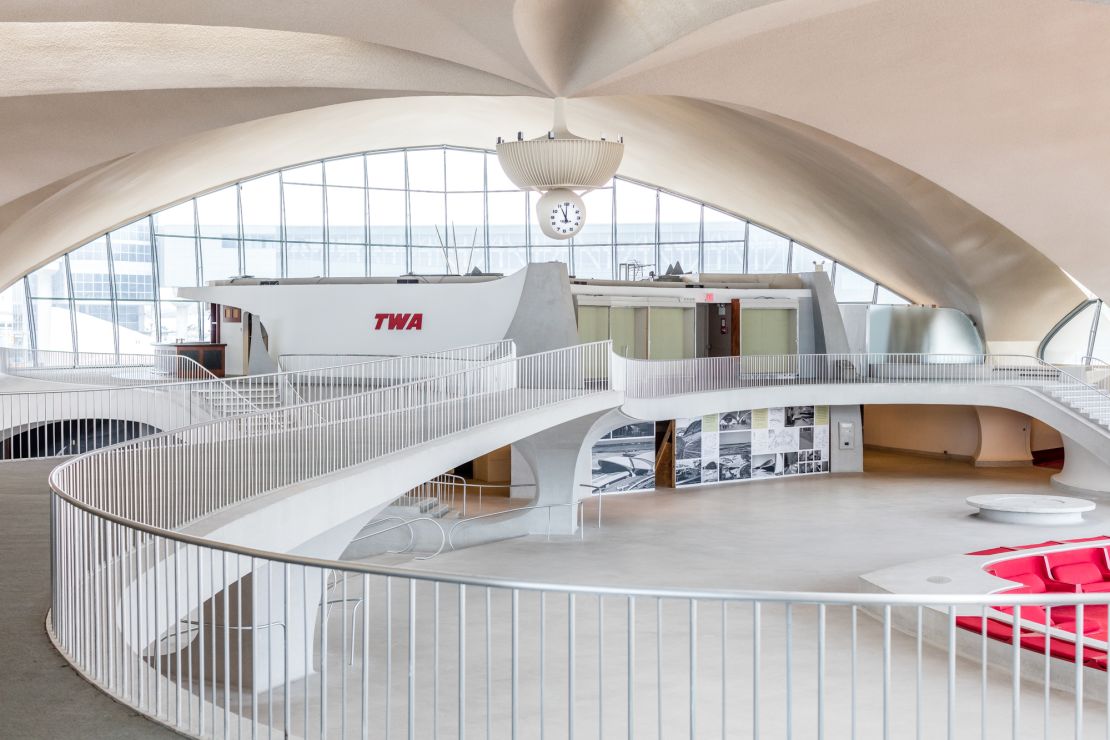 El lobby del hotel se encuentra en lo que era el área de documentación de la antigua terminal 5