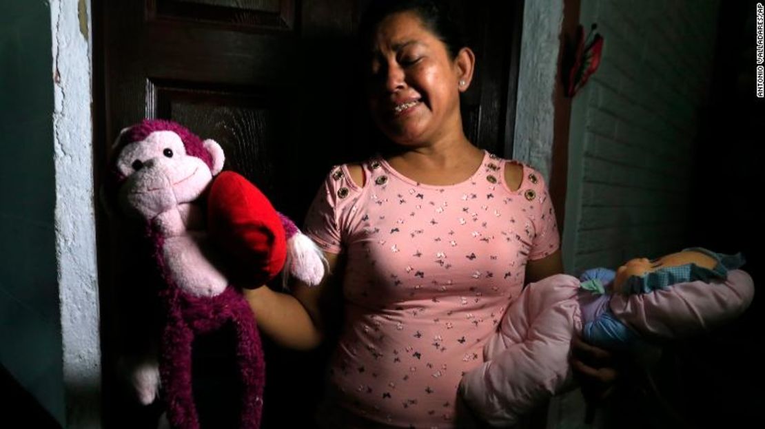 Rosa Ramírez llora mientras les muestra a los periodistas los juguetes de su nieta Angie Valeria en su casa en San Martín, El Salvador, el martes.