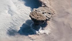 CNNE 665397 - asi se ve una erupcion volcanica desde el espacio