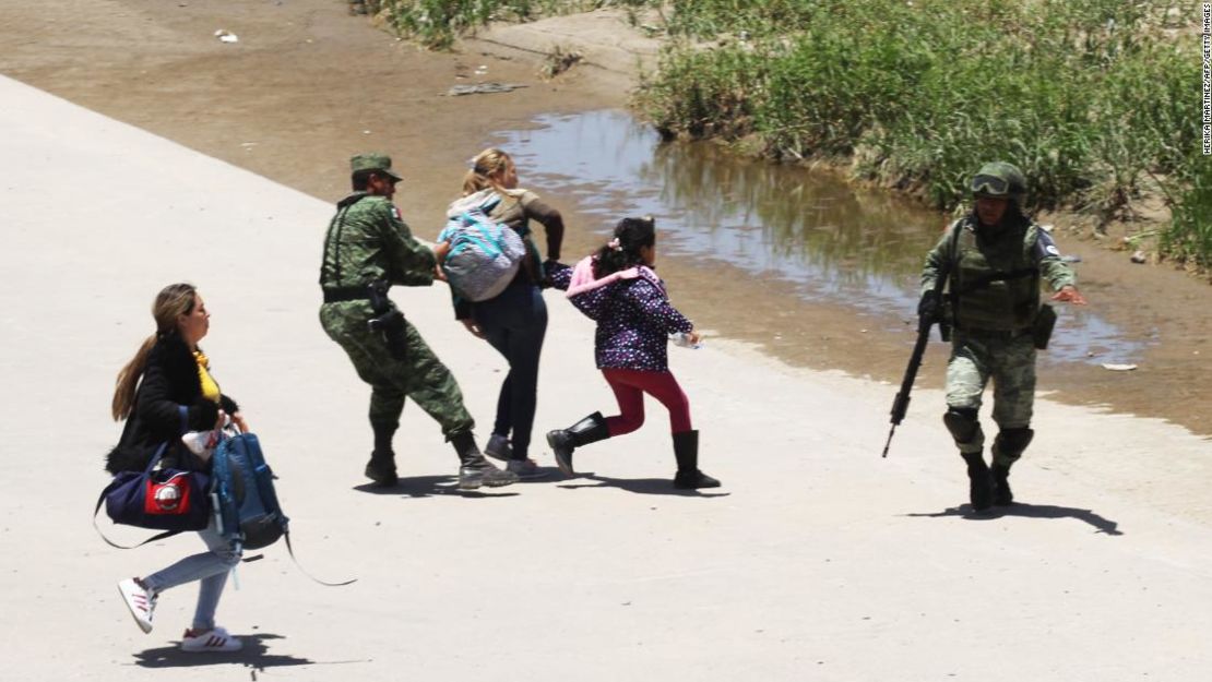 Efectivos de la Guardia Nacional de México impiden que inmigrantes centroamericanos crucen la frontera hacia Estados Unidos desde Ciudad Juárez, el 21 de junio.