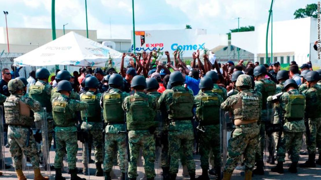 Efectivos militares rodean a inmigrantes que protestaban afuera de un refugio en Tapachula, México, el 18 de junio.