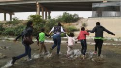 CNNE 665792 - los ninos como vehiculo de migracion irregular