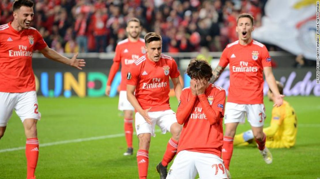 João Félix celebra después de anotar al Eintracht Frankfurt.