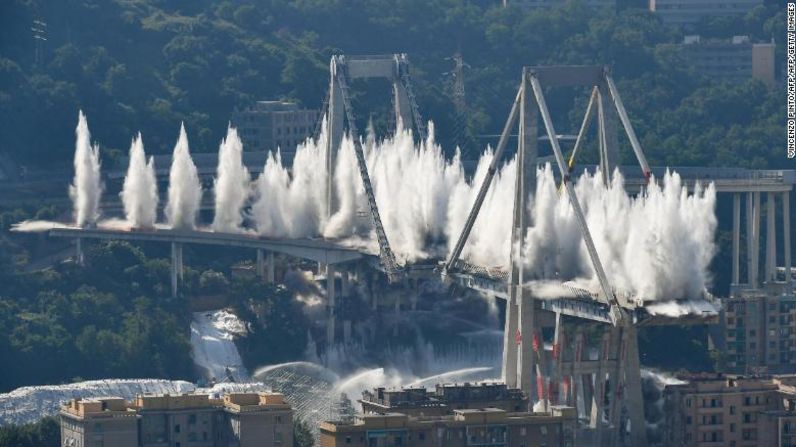 Los restos del Puente Morandi de Génova fueron demolidos en una explosión controlada el viernes, casi un año después de que la estructura colapsara en un desastre que mató a 43 personas.