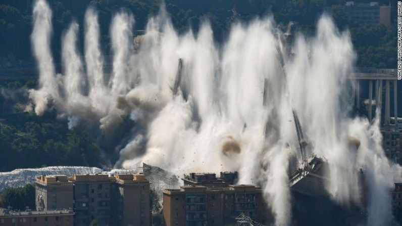 Los expertos en demolición derribaron las dos torres restantes del puente de la autopista de manera espectacular justo después de las 9:30 am hora local (3:30 a.m. ET).