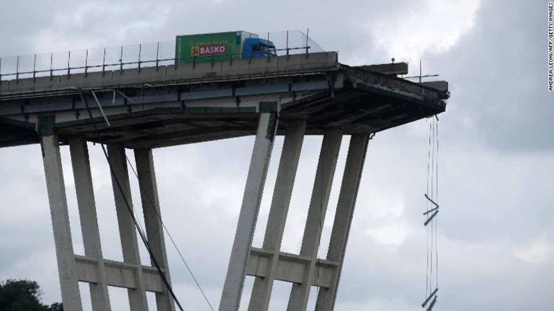 El viaducto de concreto se derrumbó bajo una lluvia torrencial en agosto de 2018, lanzando vehículos al suelo y matando a decenas de personas.