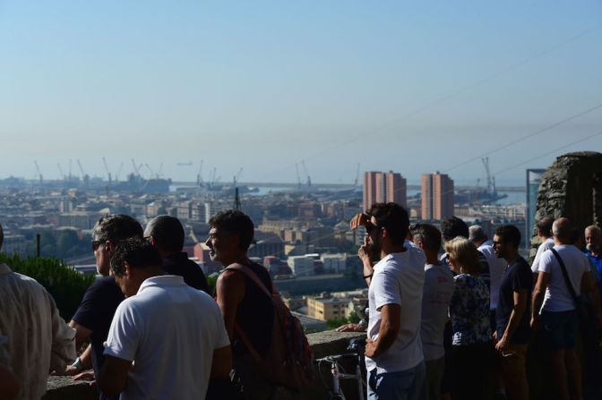 El ministro del Interior de Italia y viceprimer ministro, Matteo Salvini, acudió a ver la explosión y una multitud de vecinos observaron desde una distancia segura.