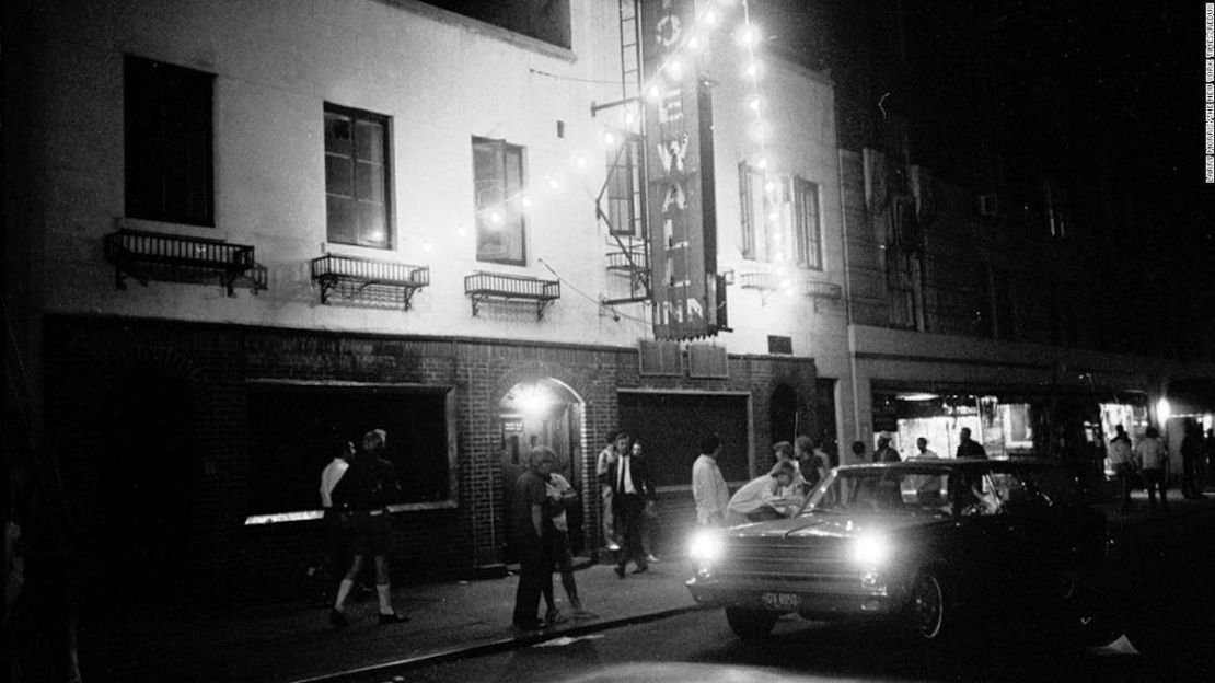 Así era la escena a las afueras del Stonewall Inn el 2 de julio de 1969.