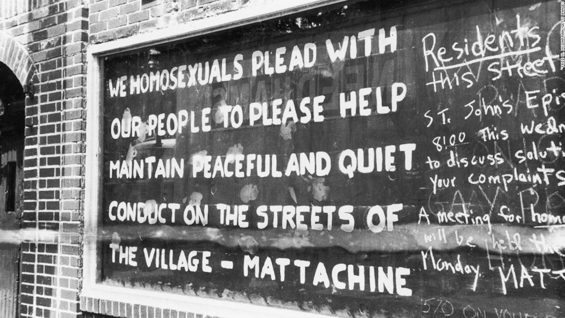 Al tercer día de los disturbios, estos mensajes fueron escritos en las ventanas del Stonewall Inn.