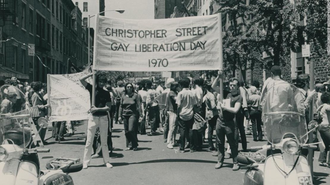 Defensores de derechos gay hicieron una marcha para conmemorar los disturbios de Stonewall de 1969 en el Greenwich Village en Nueva York.