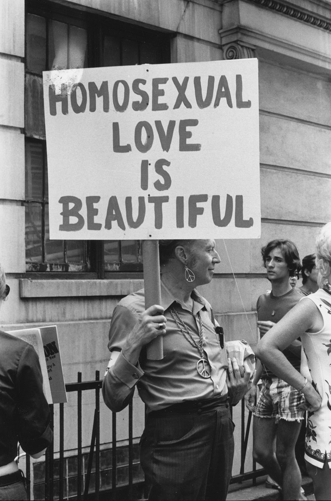 Un hombre sostiene un cartel durante la marcha de 1971: "El amor homosexual es hermoso".