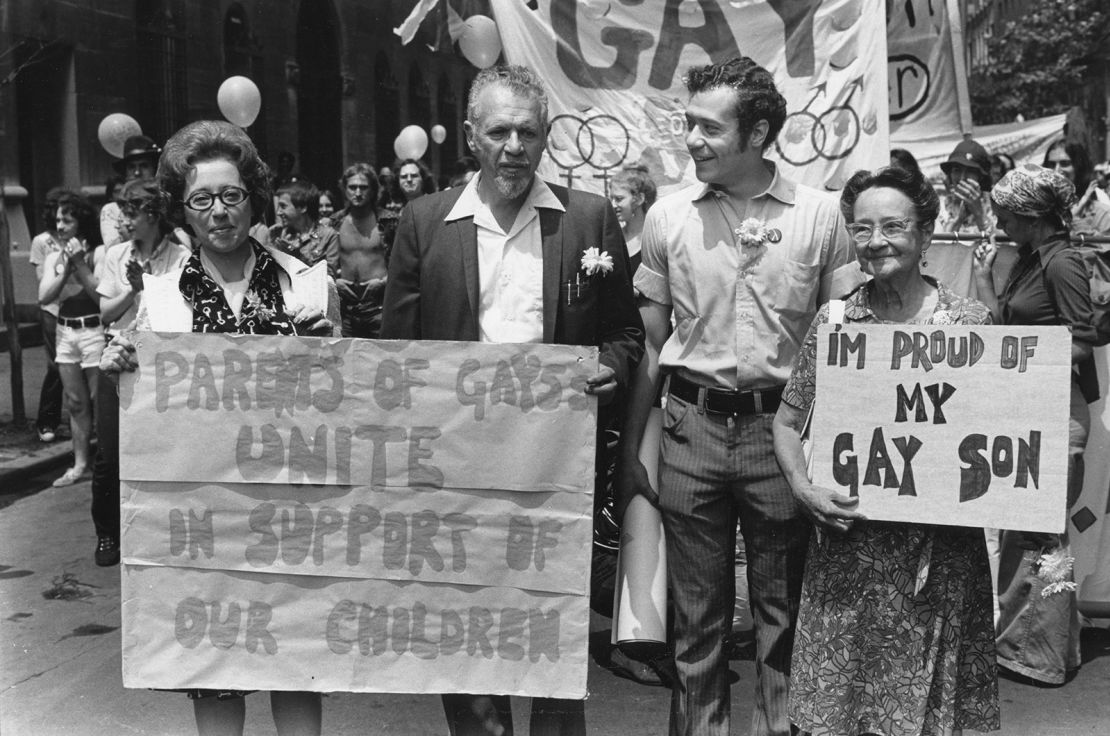 Padres acompañan a sus hijos en la marcha del orgullo en 1973.