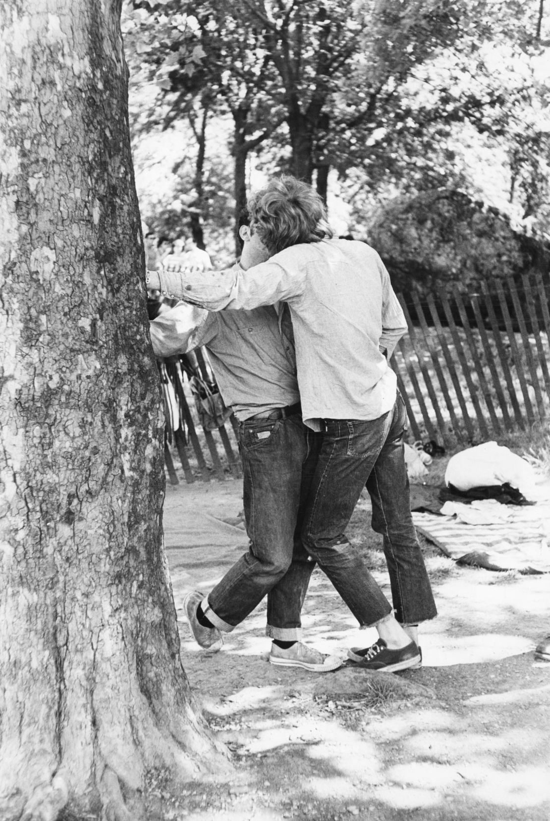 Dos hombres se besan durante la marcha de 1970.