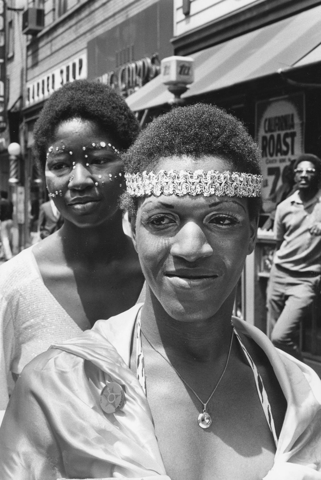 La activista Marsha P. Johnson fue una figura popular en la escena artística del centro de Nueva York que modelaba para Andy Warhol. Es recordada como una de las activistas más importantes de los derechos de las personas transgénero, aunque el término "transgénero" no se usó comúnmente durante su vida.