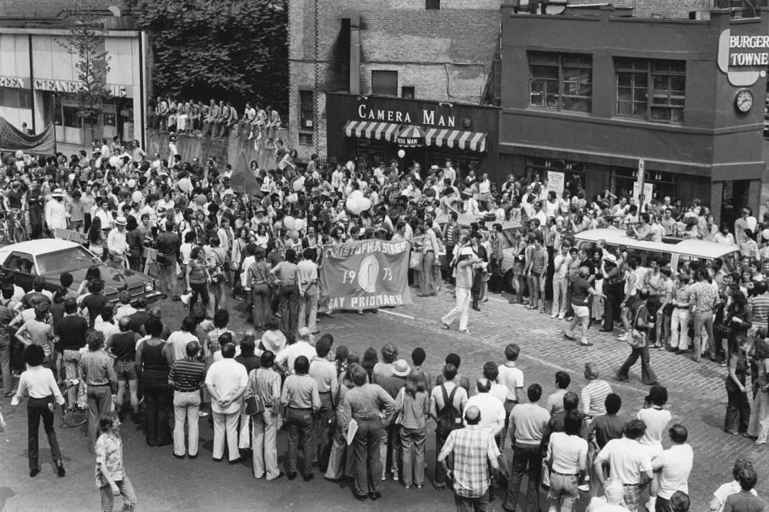 Un grupo de personas marchan en Nueva York en 1973. Después de Stonewall, otras ciudades también comenzaron a celebrar marchas, entre ellas Chicago, Los Angeles y San Francisco.