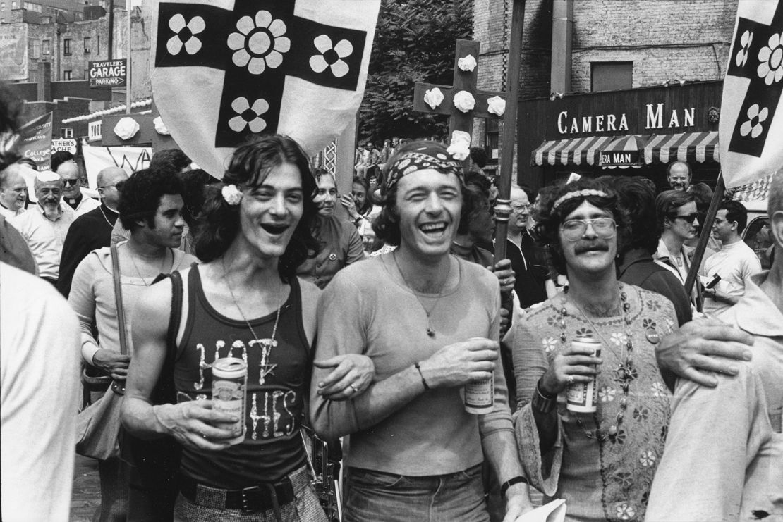 Un grupo de personas que participaron en una de las primeras marchas de Orgullo en Nueva York en 1973.