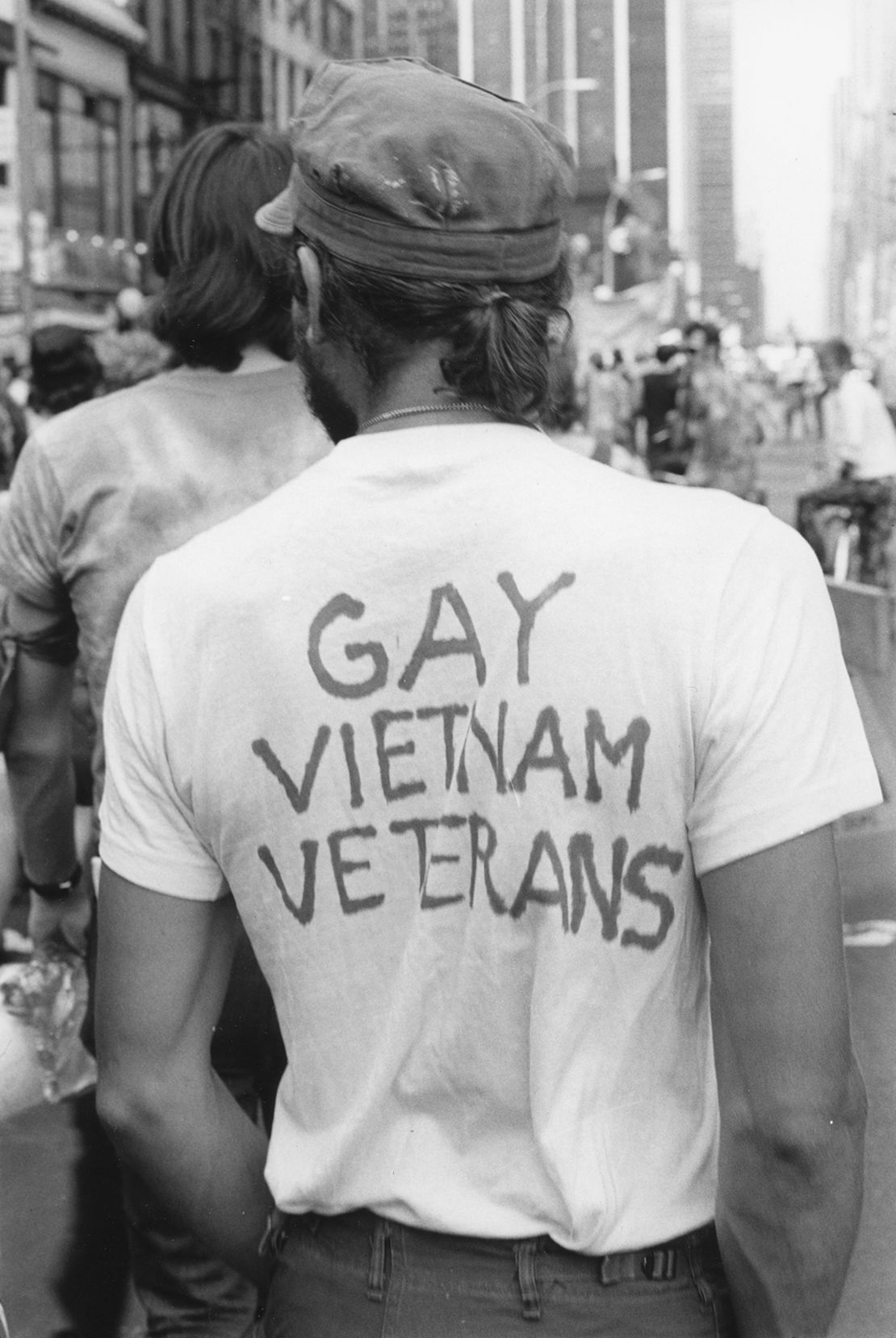 Un asistente a la marcha del orgullo gay en 1971.