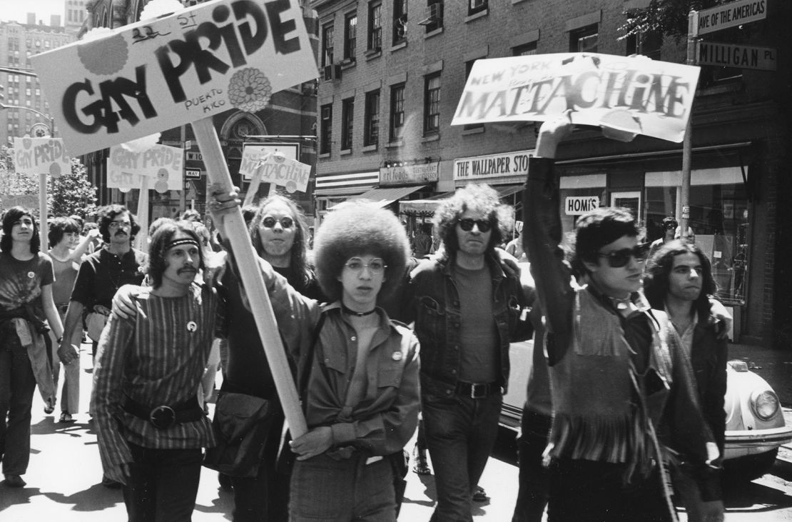 La primera marcha de aniversario de Stonewall se llevó a cabo el 28 de junio de 1970. La marcha anual continúa hasta el día de hoy.