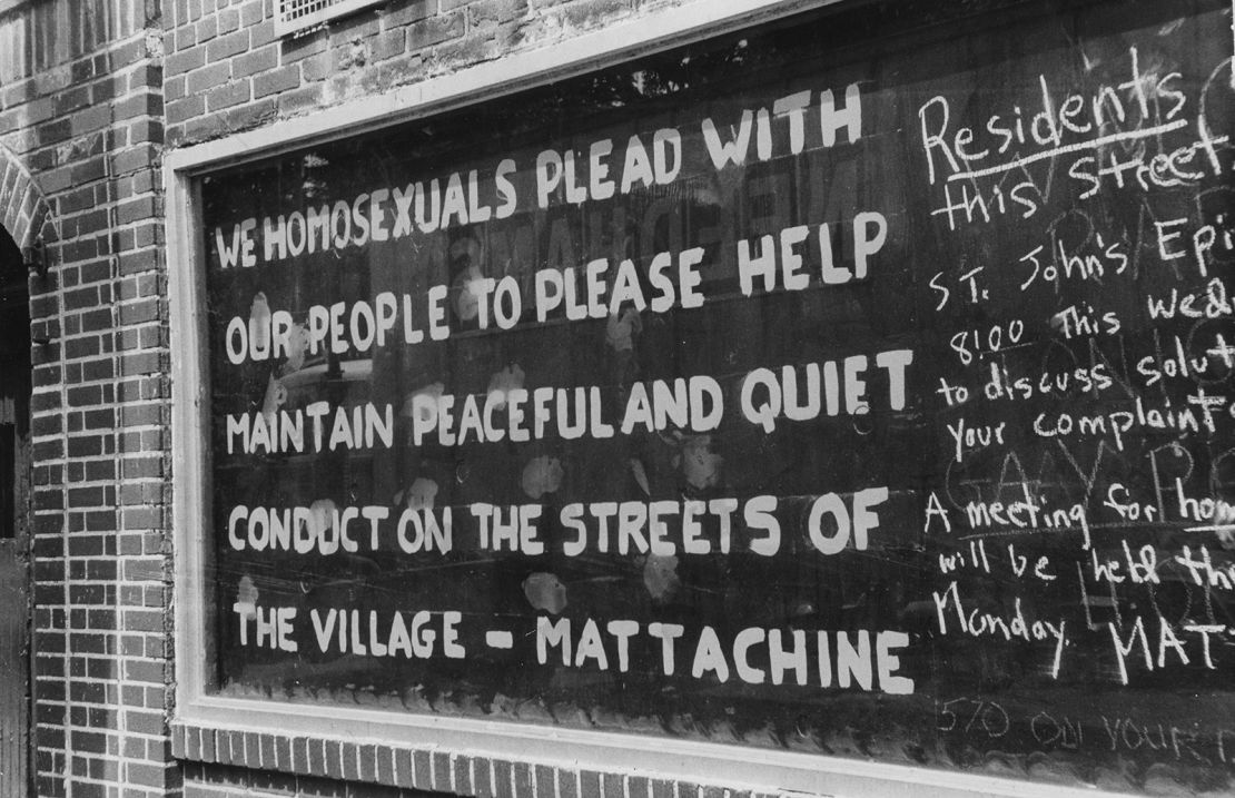 Las ventanas del Stonewall Inn fueron estaban selladas con tablones de madera y pintadas de negro inmediatamente después de los disturbios. La Mattachine Society, una de las primeras organizaciones de derechos de los homosexuales, se unió a clientes furiosos para cubrir las ventanas con graffitis.